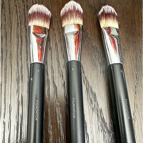 Chanel Makeup Brushes Foundation No 6 . - Picture 3 of 4